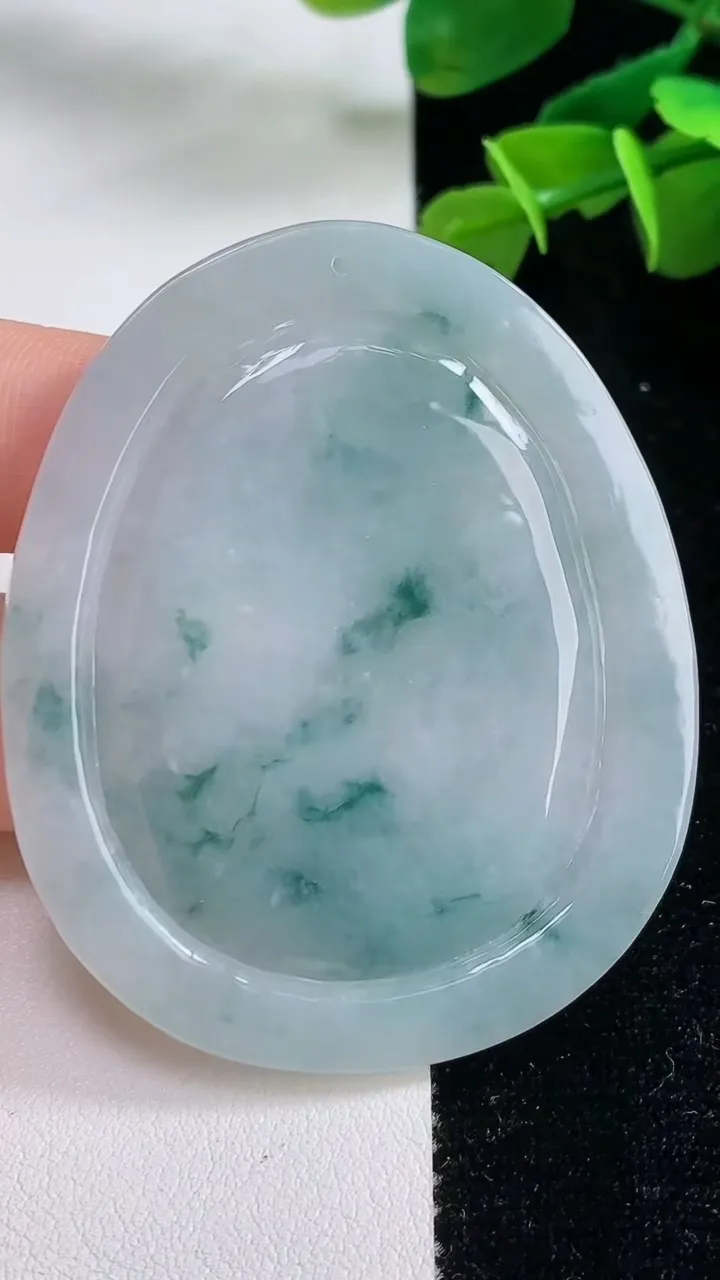 天然A货翡翠飘花龙牌吊坠，尺寸56.5-46.5-6.5，重:27.32g
8月31日
