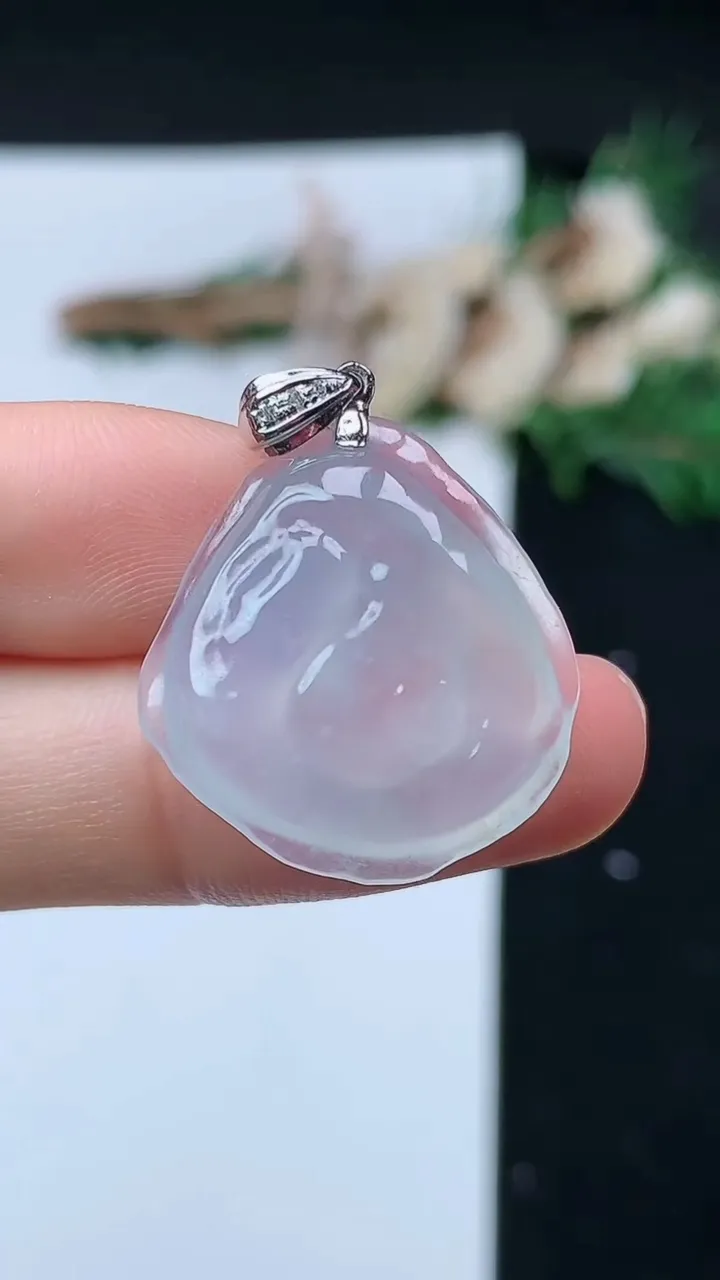 天然A货翡翠白冰原石吊坠，尺寸23-21.6-5，重量:4.48g
8月31日