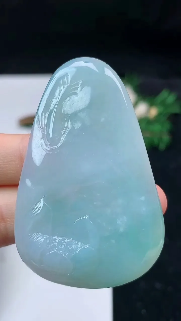 天然A货翡翠荷叶鱼吊坠，尺寸57.7-36.2-6.8，重量:25.18g
8月31日