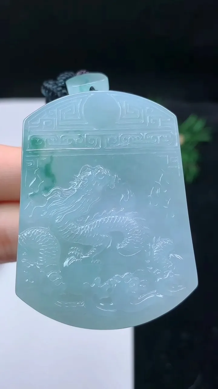 天然A货翡翠飘花龙牌吊坠，尺寸53.2-38.7-11，重量:71.45g
8月31日