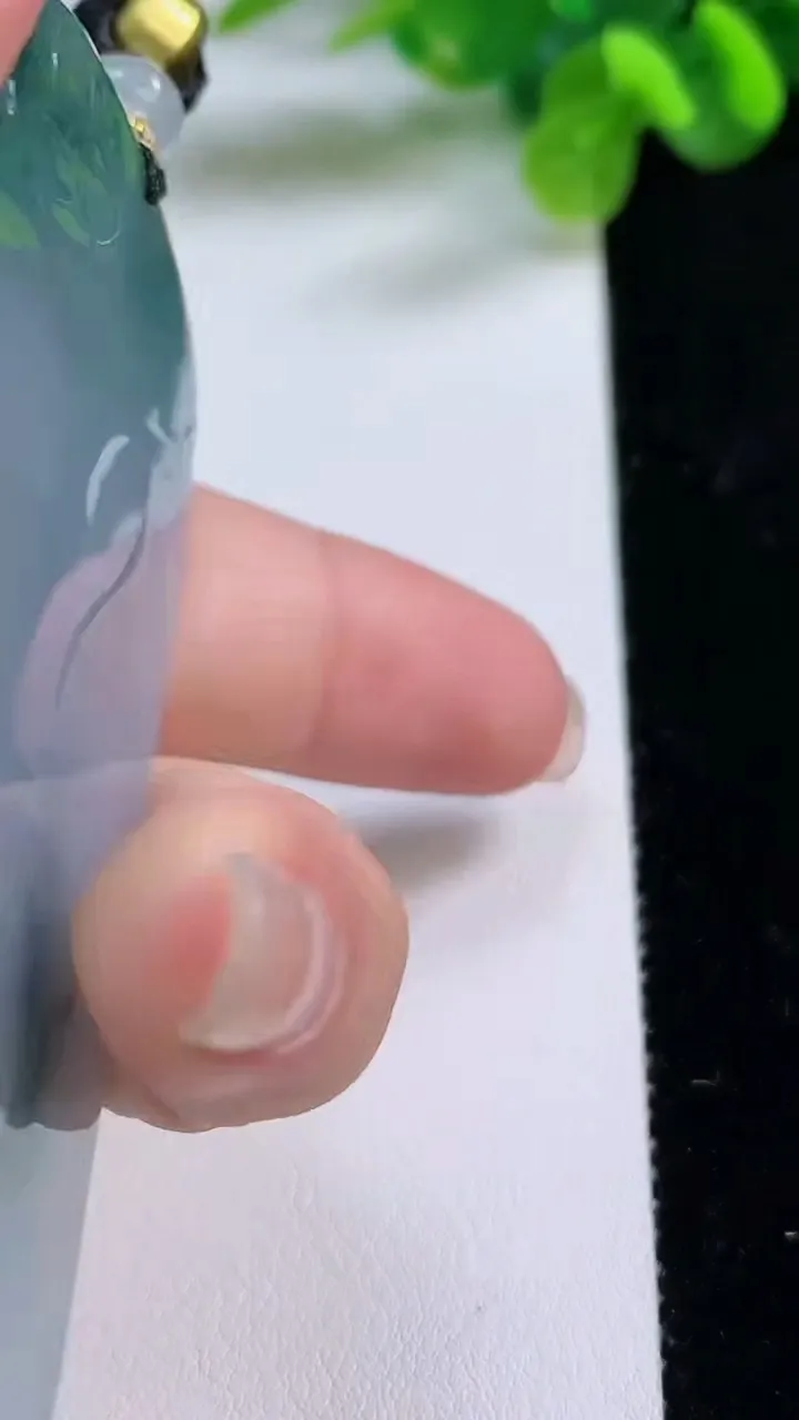 天然A货翡翠冰种飘花大势至观音菩萨吊坠，尺寸66-42-5.5，重量:40.41g
8月31日