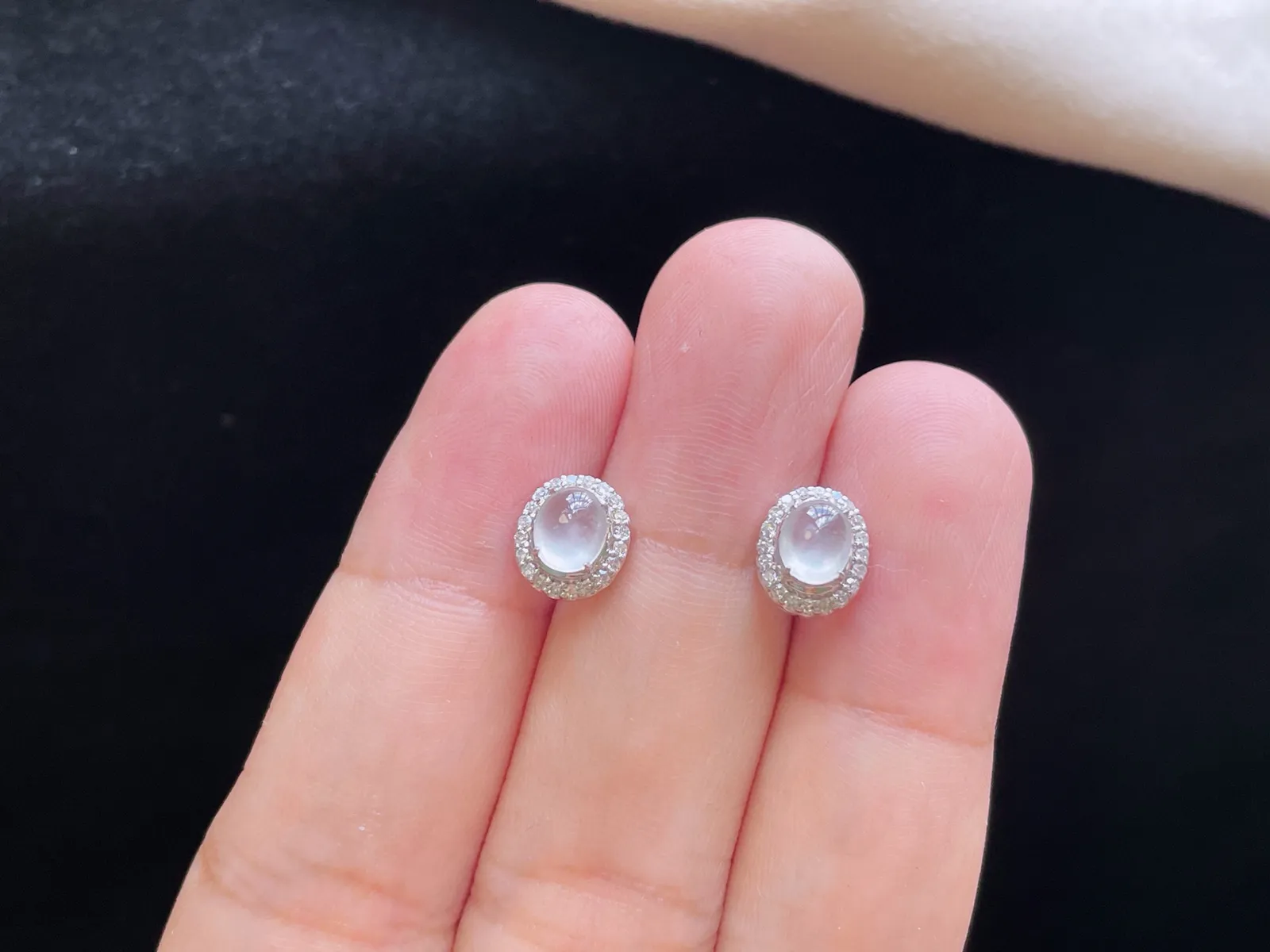 18K 冰种·蛋面耳钉
 
裸5.5-5.9-3