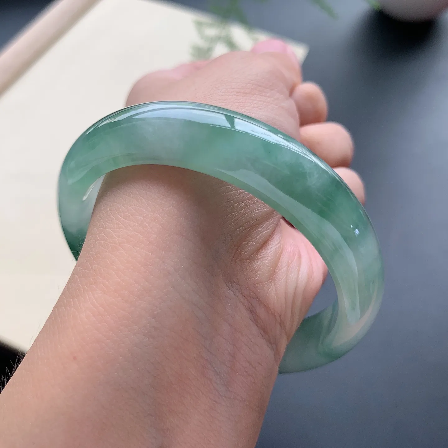 56圈口冰种飘花正圈手镯 尺寸：56-13-8，无纹裂，花色唯美，水润起胶