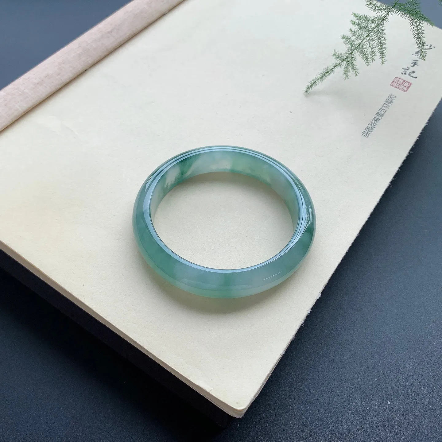 56圈口冰种飘花正圈手镯 尺寸：56-13-8，无纹裂，花色唯美，水润起胶