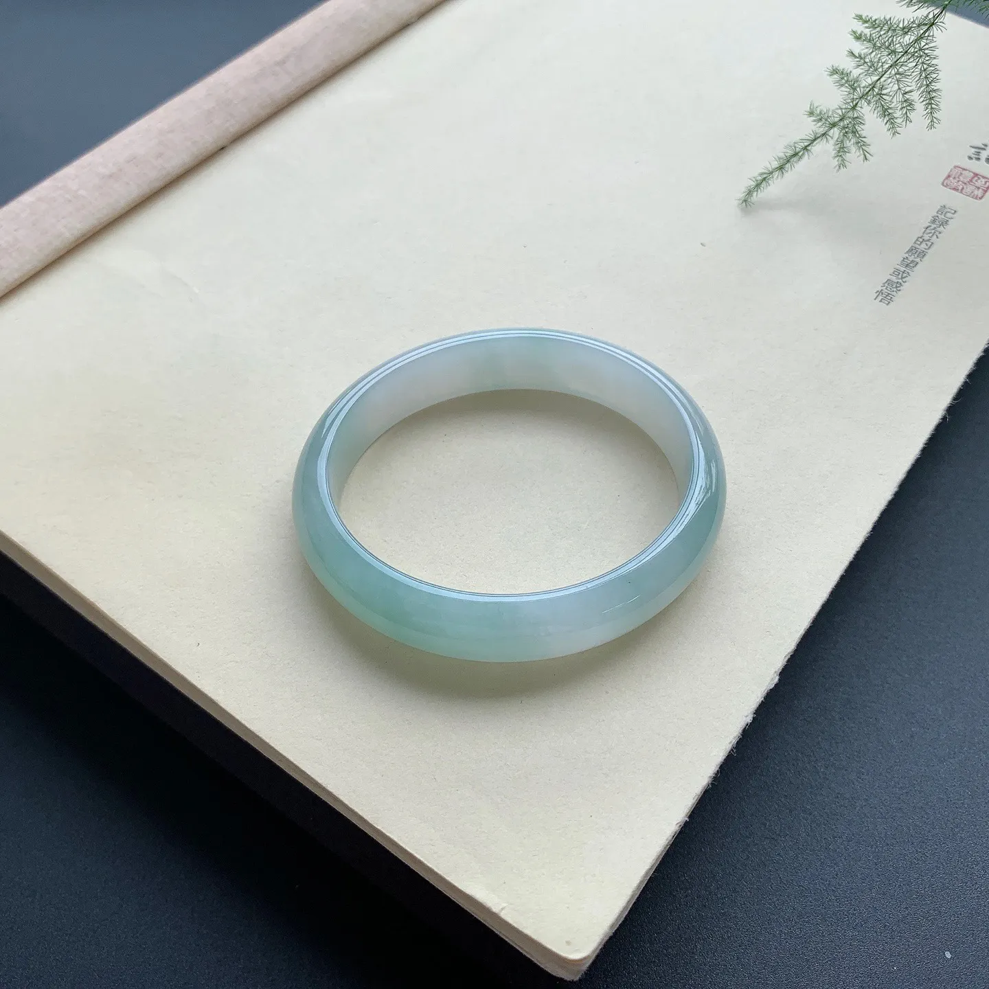 57圈口晴底贵妃手镯 尺寸：57-51.2-12.5-7，无纹裂，细腻起胶，色泽亮丽