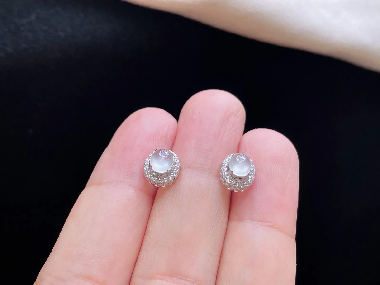 18K 冰种·蛋面耳钉
 
裸5.5-5.9-3
