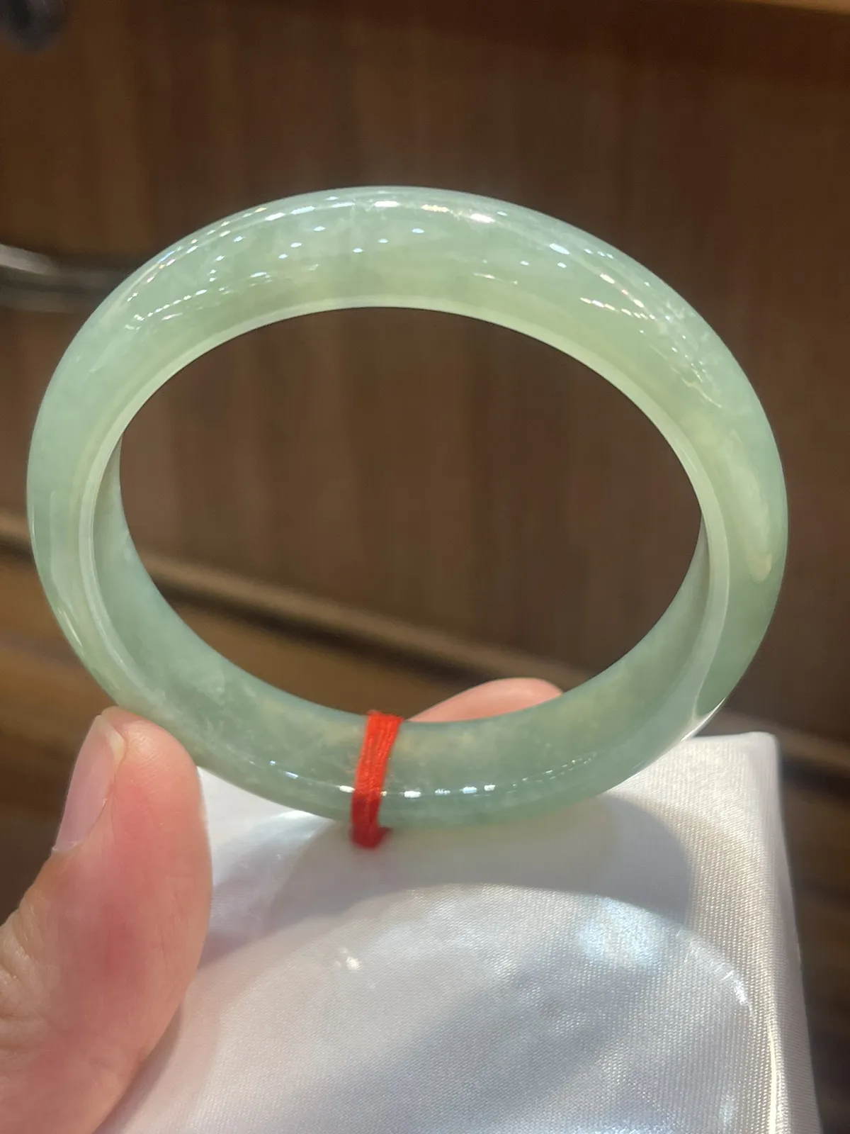 缅甸翡翠A货，晴底正圈手镯，上手效果非常好，富贵荣华，平安健康