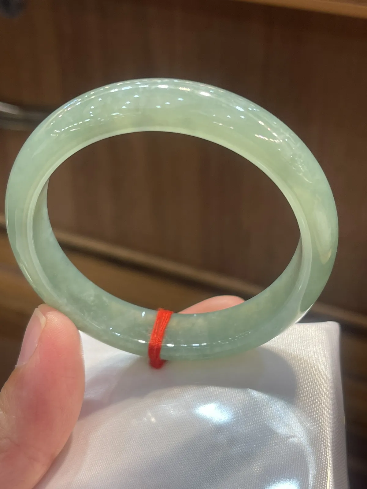 缅甸翡翠A货，晴底正圈手镯，上手效果非常好，富贵荣华，平安健康