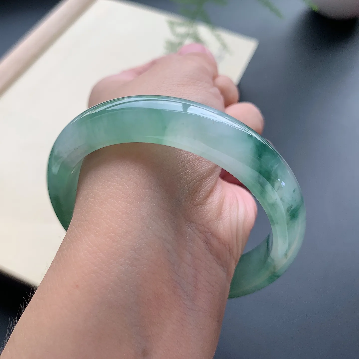 56圈口冰种飘花正圈手镯 尺寸：56-13-8，无纹裂，花色唯美，水润起胶
