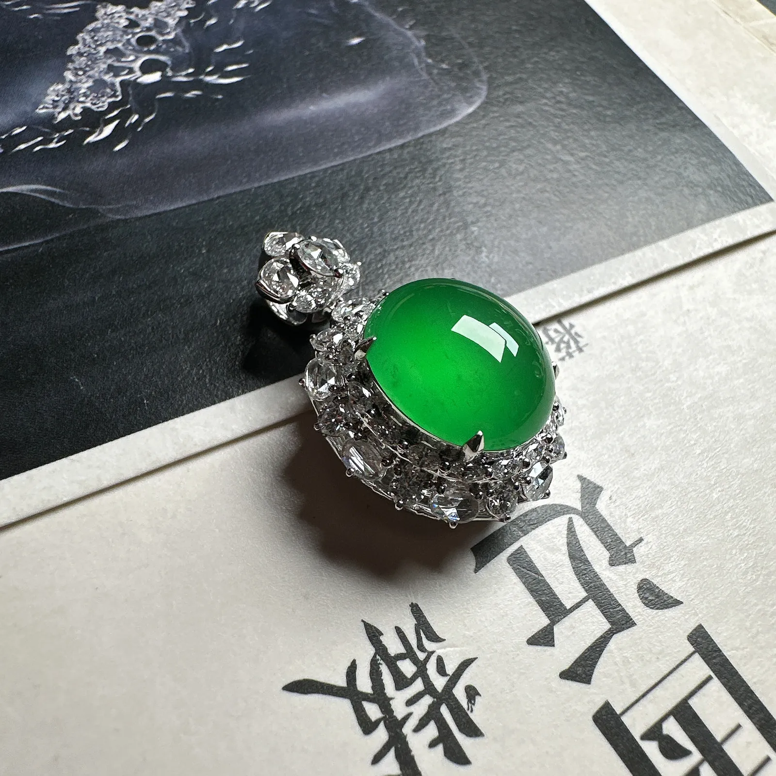 【绿蛋】晶莹剔透的冰绿吊坠，光泽闪耀，美感十足，奢华感拉满。裸石14.3*13*6毫米，