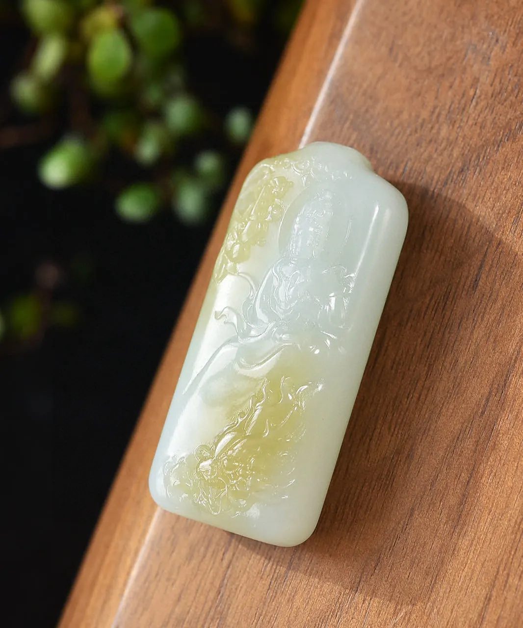 天然和田玉.糖白.御龙观音.玉牌.玉质油润.雕琢清晰.端庄秀美.品性慈悲.菩萨保佑我们逢凶化吉.万事顺心.让我们远离杂念.心境平和.观音谐音官印.寓意官运亨通.学业有成.拥有大好的锦绣前程.品质保证全国复检.尺寸43.3/18.8/19.1重23.50克.