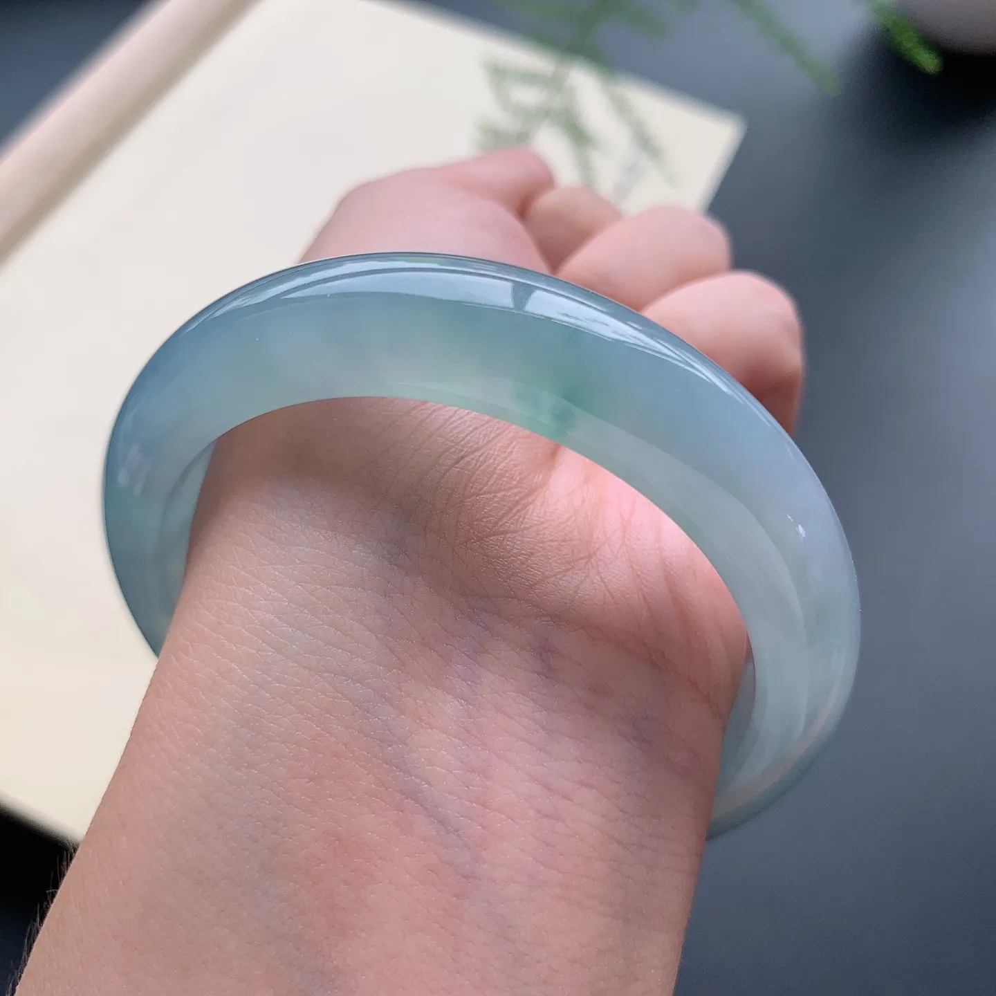 54圈口冰蓝底正圈手镯 尺寸：54-12.5-8.5，无纹裂，水润透亮，胶感十足