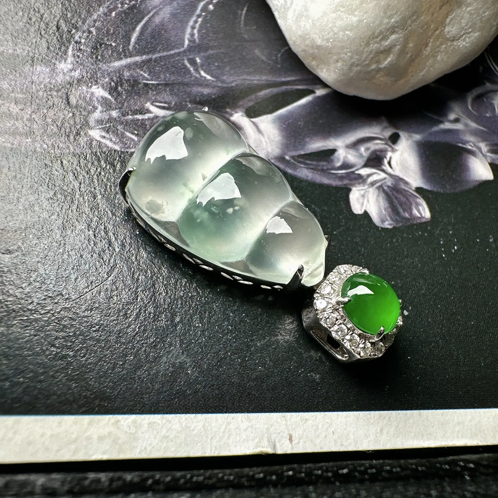 【玻璃种飘绿福豆吊坠】雪花棉小精品，种地上乘，冰感十足，通透起光，饱满圆润，18k金钻镶嵌，裸石尺寸18.6*11.9*6毫米。