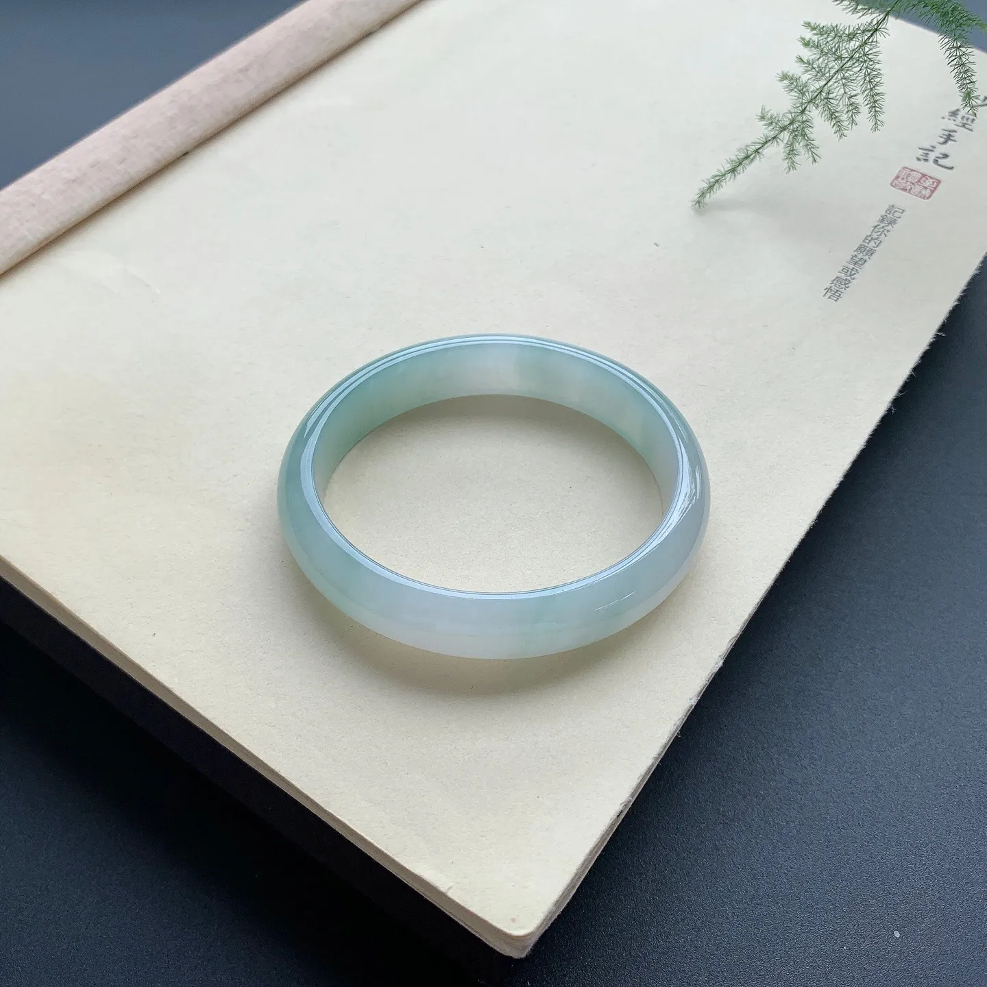 57圈口晴底贵妃手镯 尺寸：57-51.2-12.5-7，无纹裂，细腻起胶，色泽亮丽