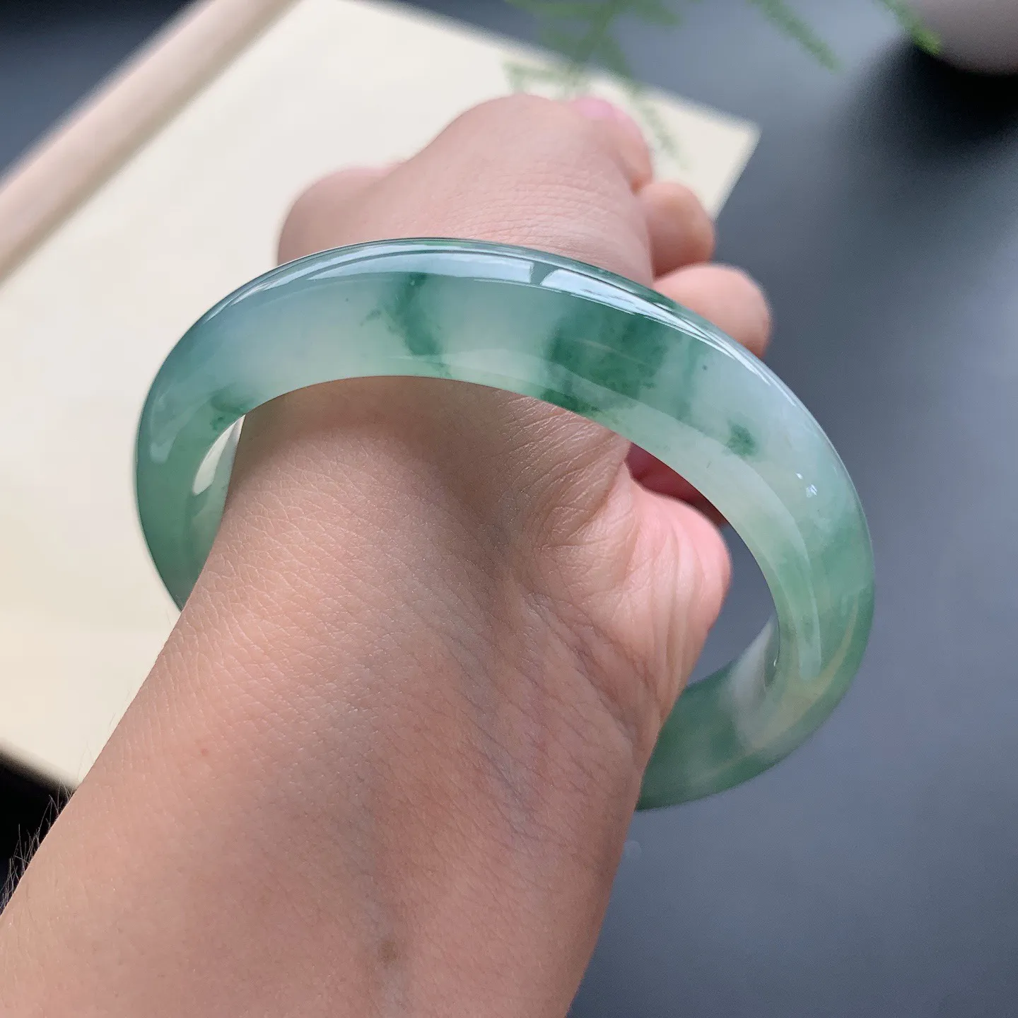 56圈口冰种飘花正圈手镯 尺寸：56-13-8，无纹裂，花色唯美，水润起胶