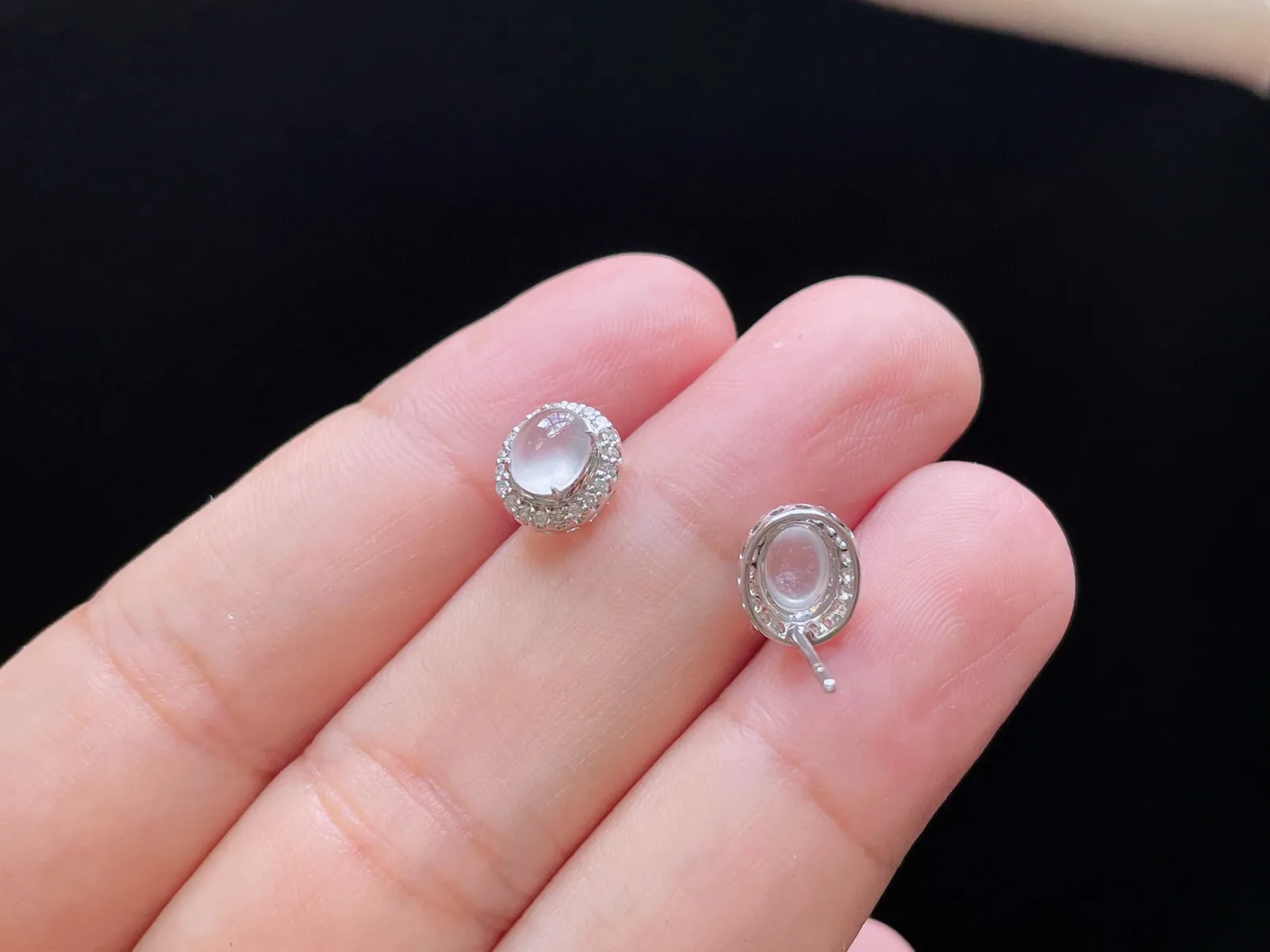 18K 冰种·蛋面耳钉
 
裸5.5-5.9-3