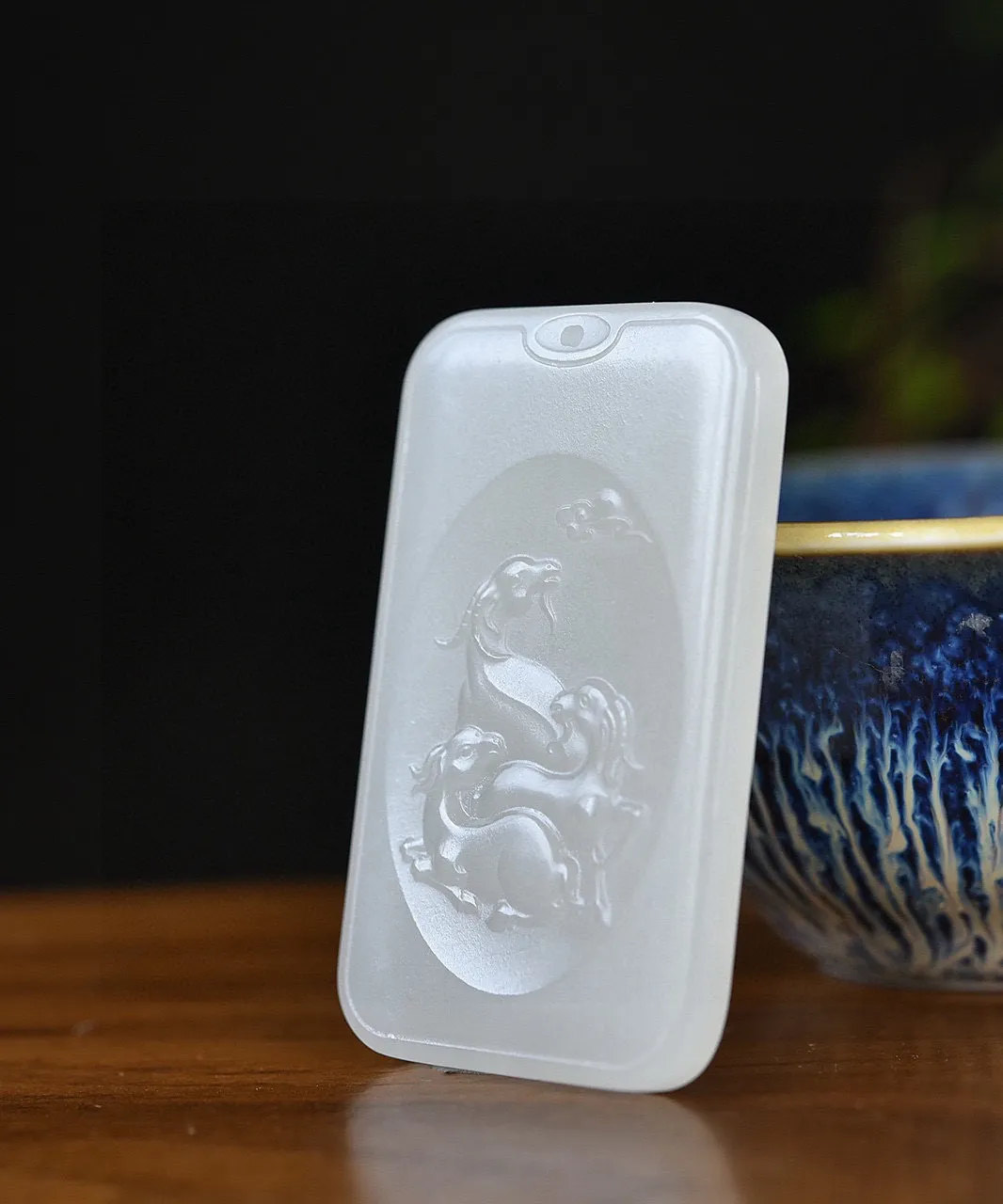 天然和田玉.紫粉..三羊开泰.玉牌.玉质油润细腻.雕刻精美流畅.羊即为阳.表示大地回春.万象更新.泰为卦名.乾上坤下.天地交而万物通也.寓意兴旺发达.诸事顺遂.品质保证全国复检.尺寸47/28/5.1重17.70克.
