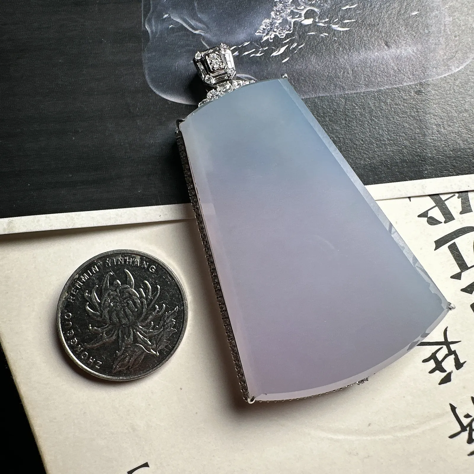 【无事牌】淡紫色大无事牌，无纹无裂，质地细腻冰润，通透感好，观感上乘，裸石尺寸58*38.9*6.3mm。