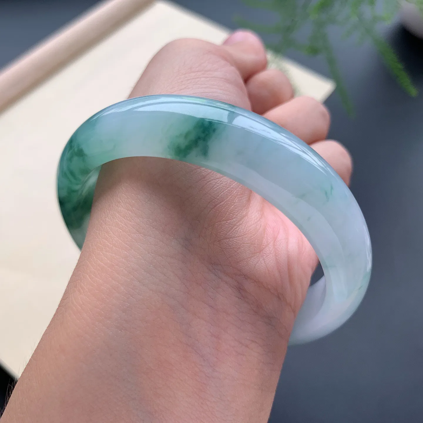 58圈口飘花正圈手镯 尺寸：58-14.2-8，水润起胶，花色唯美