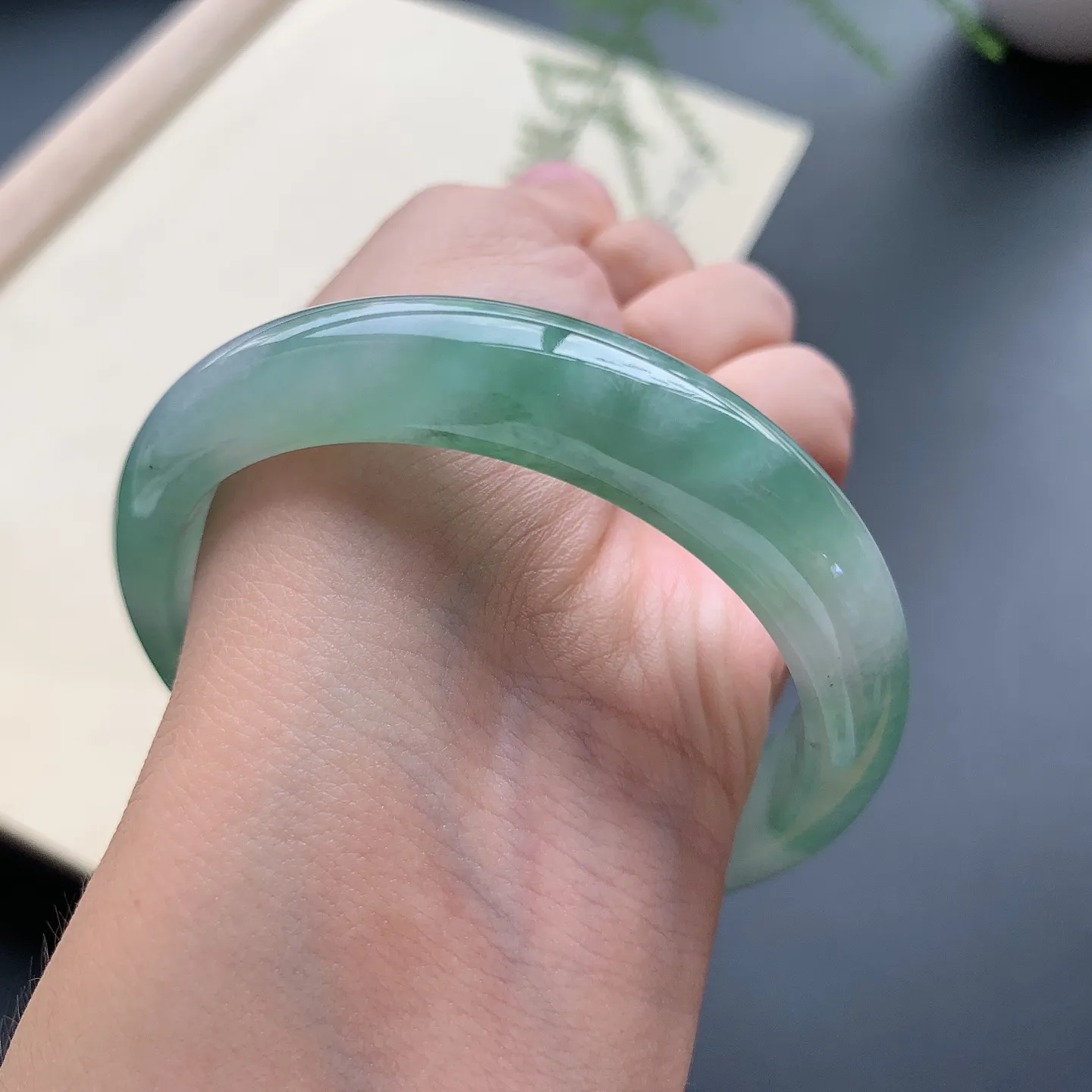 56圈口冰种飘花正圈手镯 尺寸：56-13-8，无纹裂，花色唯美，水润起胶