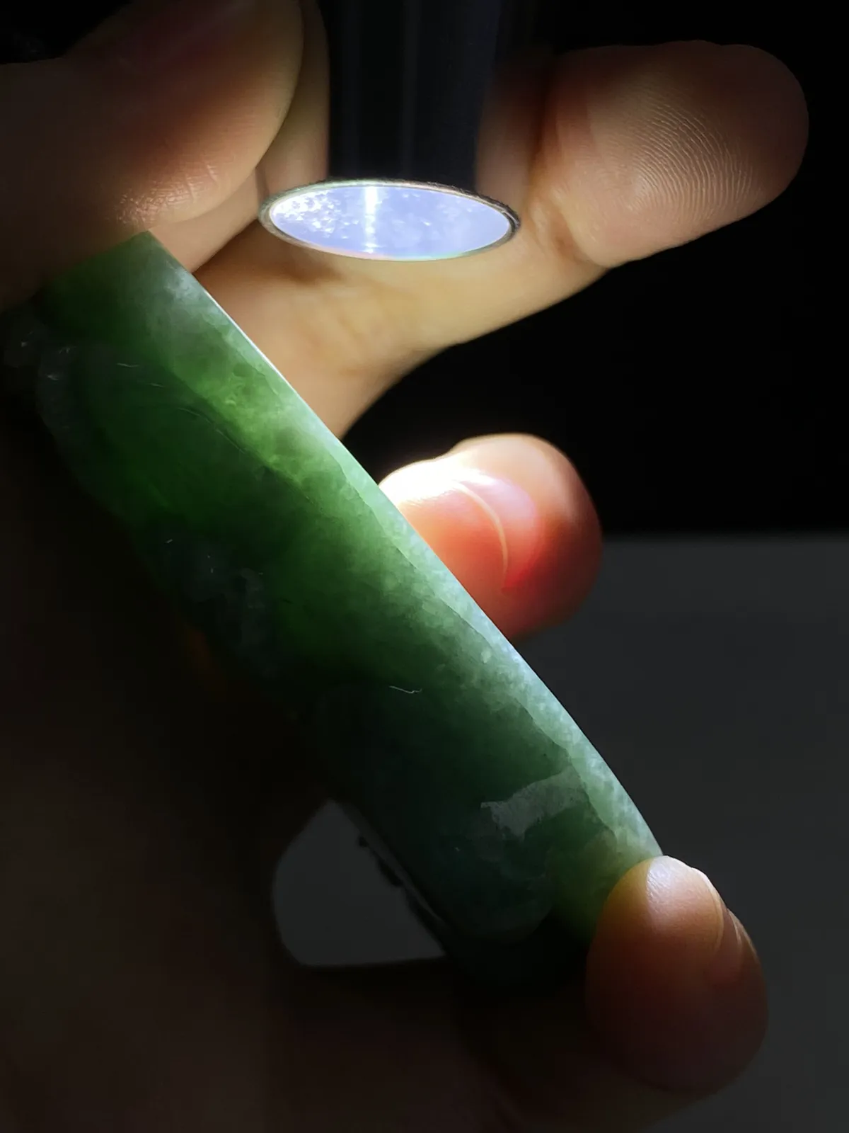 翡翠糯化种飘绿山水牌，配珠未测