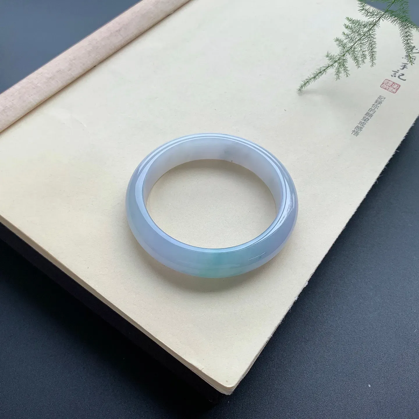 57圈口紫罗兰飘花正圈手镯 尺寸：57-13.8-8.2，无纹裂，色泽仙美，水润光滑
