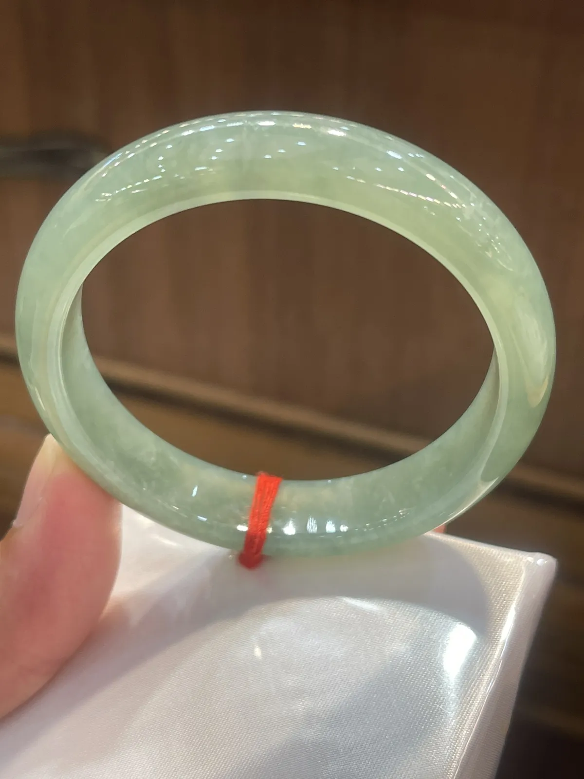 缅甸翡翠A货，晴底正圈手镯，上手效果非常好，富贵荣华，平安健康