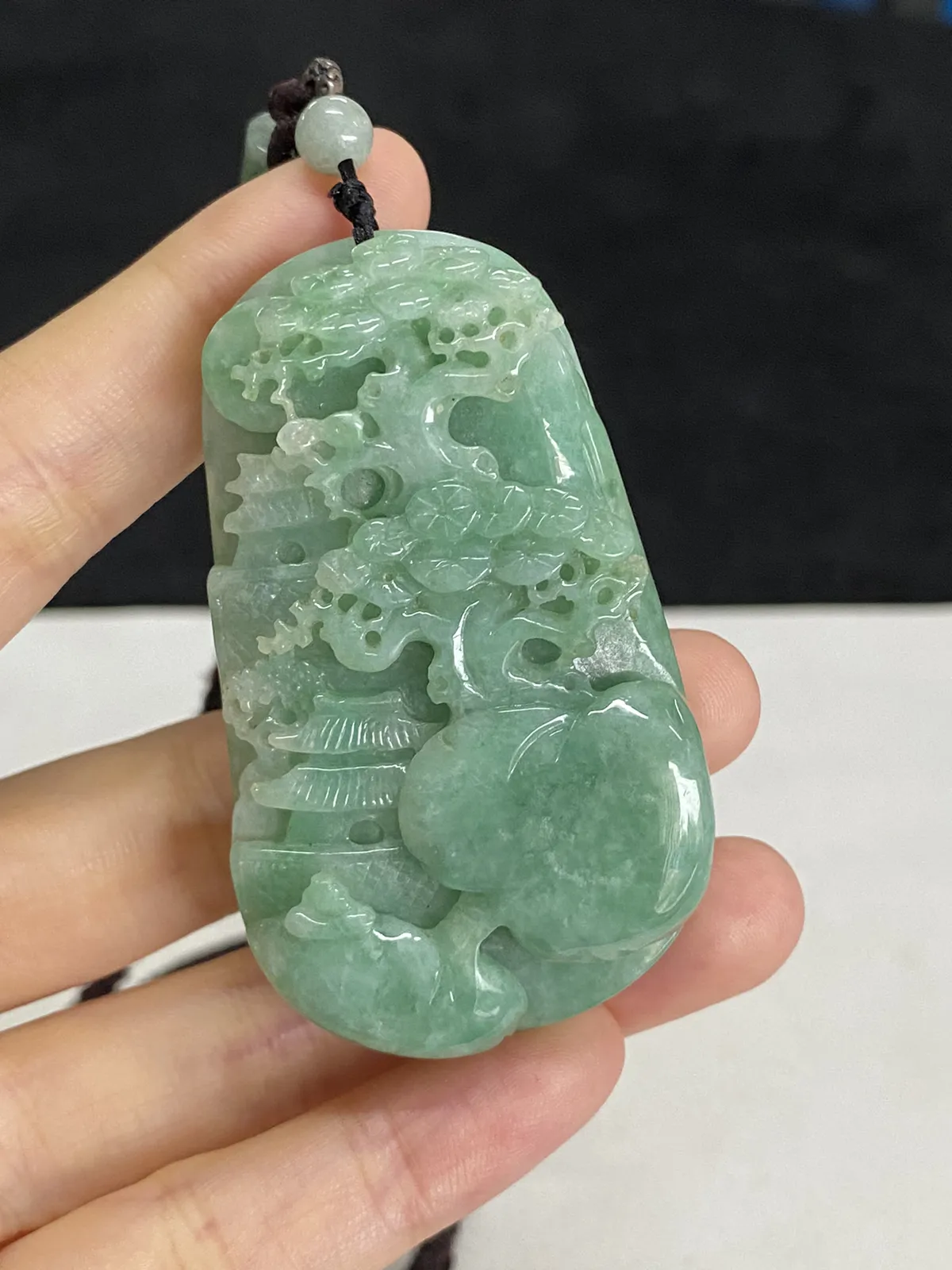 翡翠糯化种飘绿山水牌，配珠未测