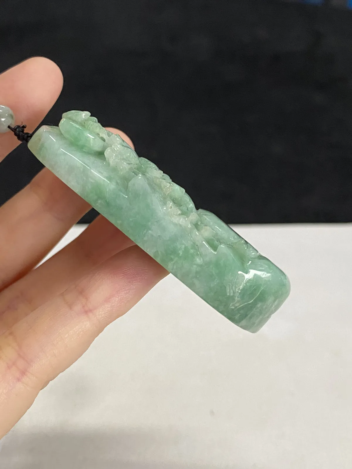 翡翠糯化种飘绿山水牌，配珠未测