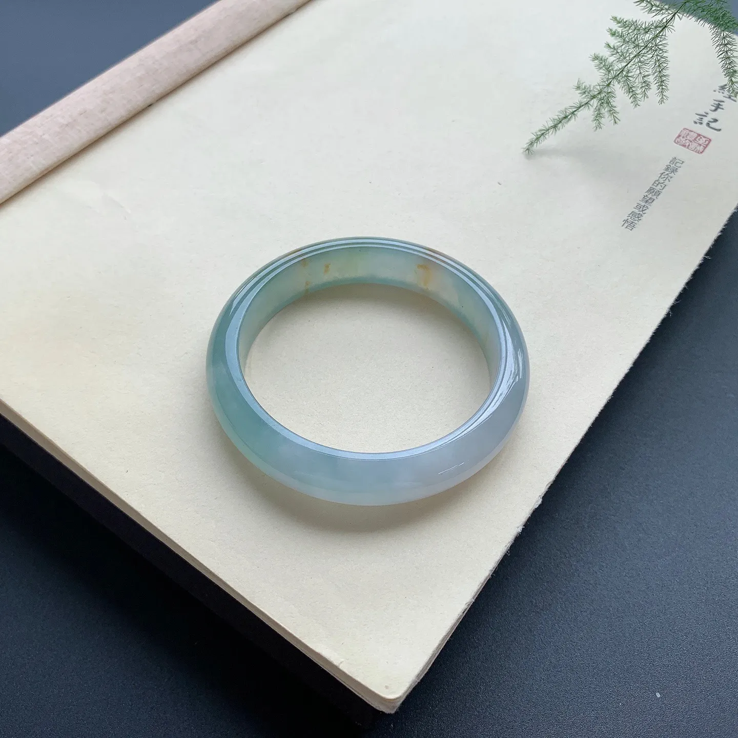 57圈口飘黄翡正圈手镯 尺寸：57-13-7.8，无纹裂，水润起胶，色泽亮丽