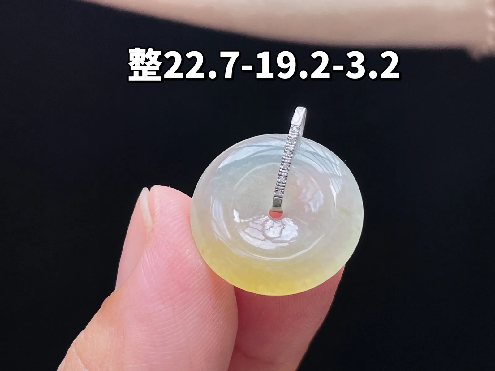 18K 冰种飘黄翡·平安扣
 
整22.7-19.2-3.2