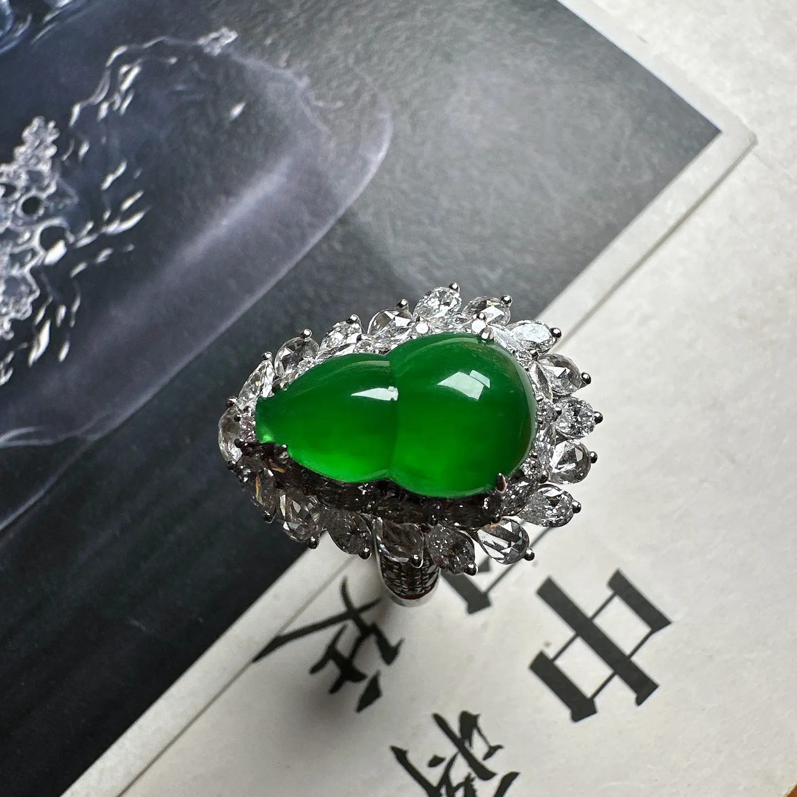 【帝王绿】冰玻底的帝王绿色满绿葫芦，收藏级别，晶莹剔透。