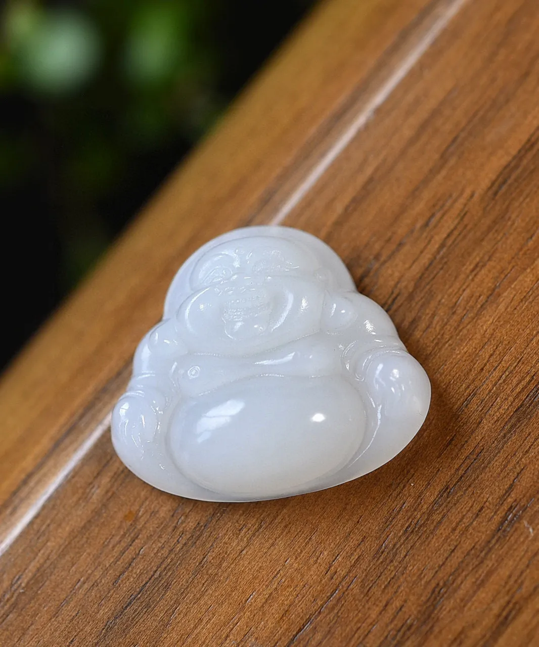 ￼天然和田玉.羊脂玉.弥勒笑佛.玉坠.玉质细腻白润.造型简洁优美.弥勒佛袒胸露腹.笑容可掬.量大福大.大肚能容.容天下难容之事.开口便笑.笑世间可笑之人.寓意大肚无忧.笑口常开.品质保证.全国复检.尺寸22/25.5/8.2重6.09克.