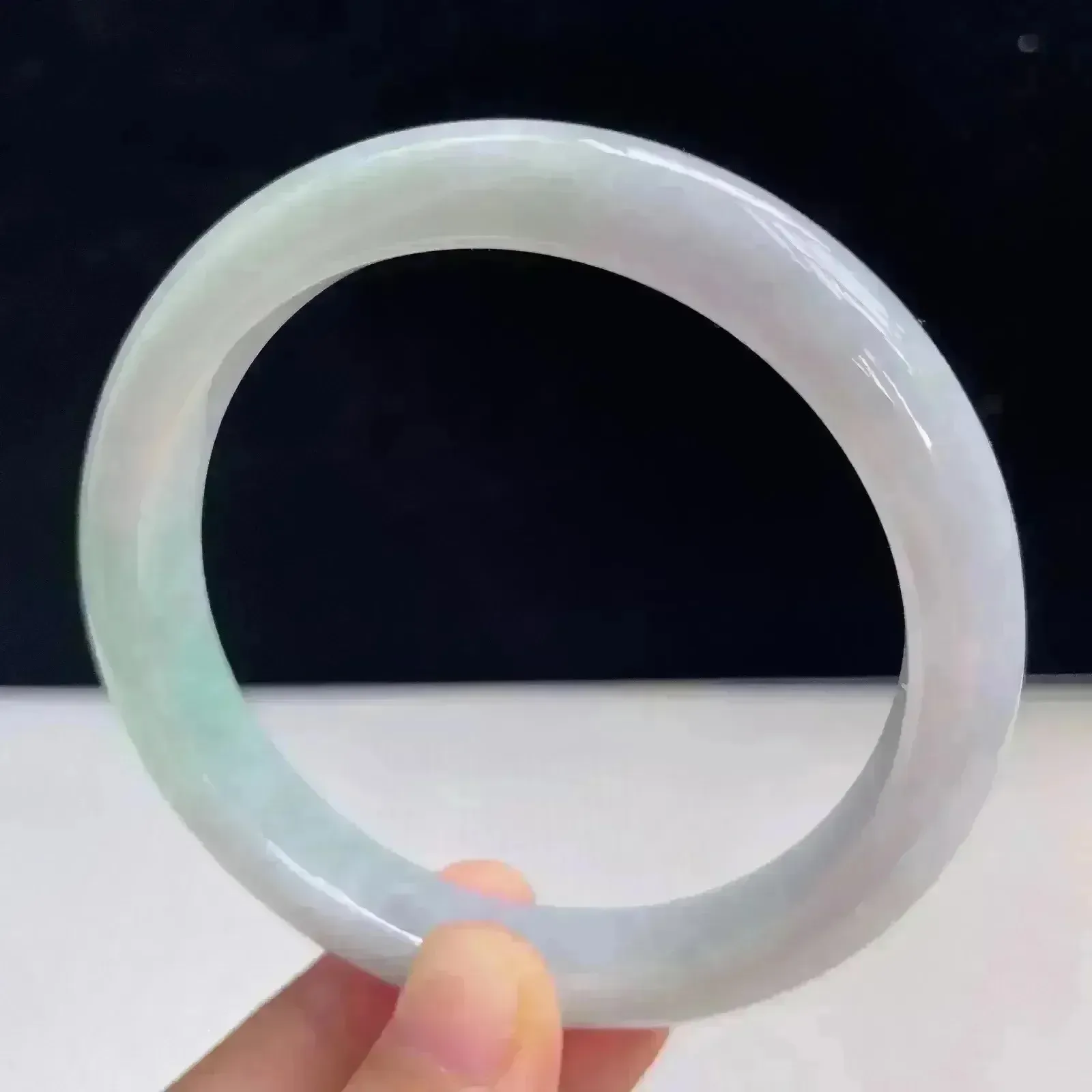 自然光拍摄天然翡翠A货飘绿好种水58mm正圈手镯 45.16克