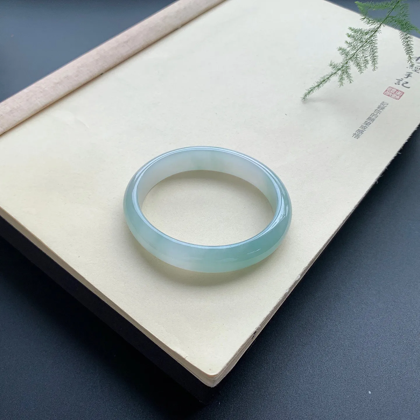 57圈口晴底贵妃手镯 尺寸：57-51.2-12.5-7，无纹裂，细腻起胶，色泽亮丽