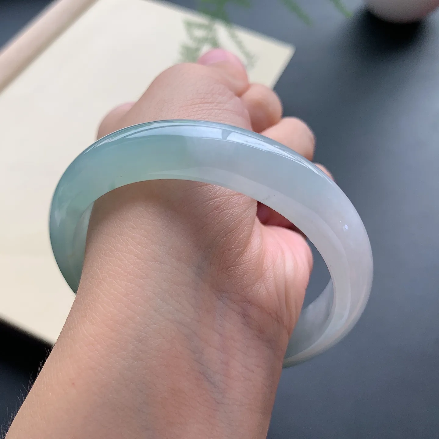 57圈口飘黄翡正圈手镯 尺寸：57-13-7.8，无纹裂，水润起胶，色泽亮丽