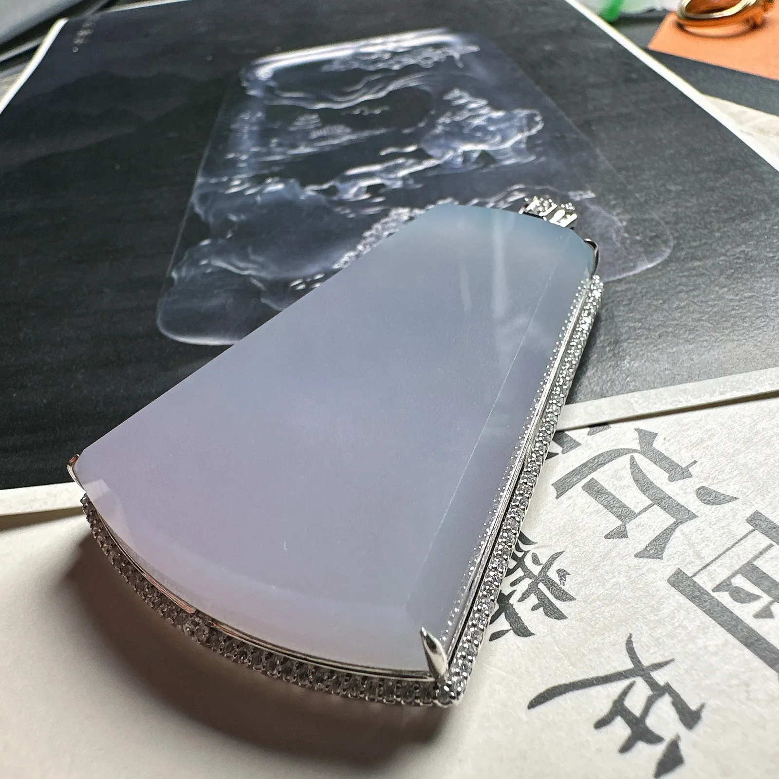 【无事牌】淡紫色大无事牌，无纹无裂，质地细腻冰润，通透感好，观感上乘，裸石尺寸58*38.9*6.3mm。