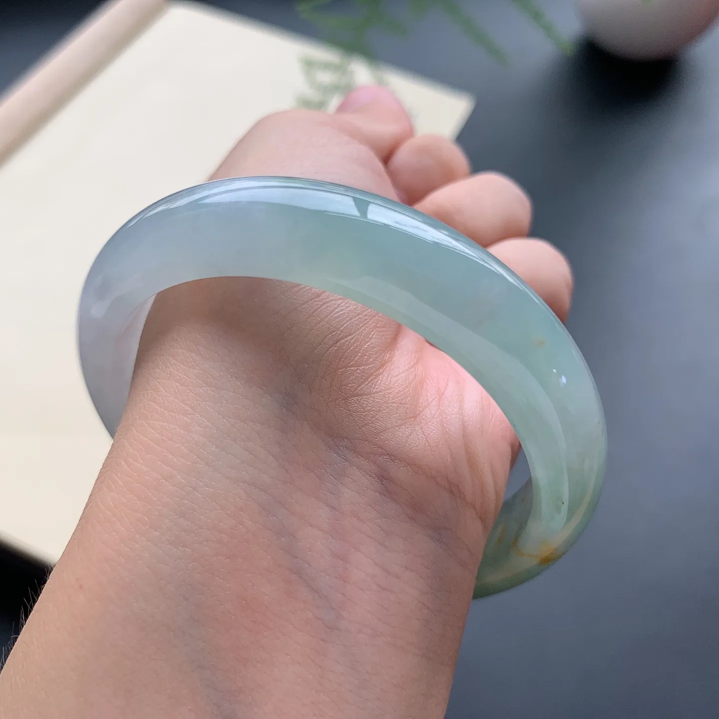 57圈口飘黄翡正圈手镯 尺寸：57-13-7.8，无纹裂，水润起胶，色泽亮丽