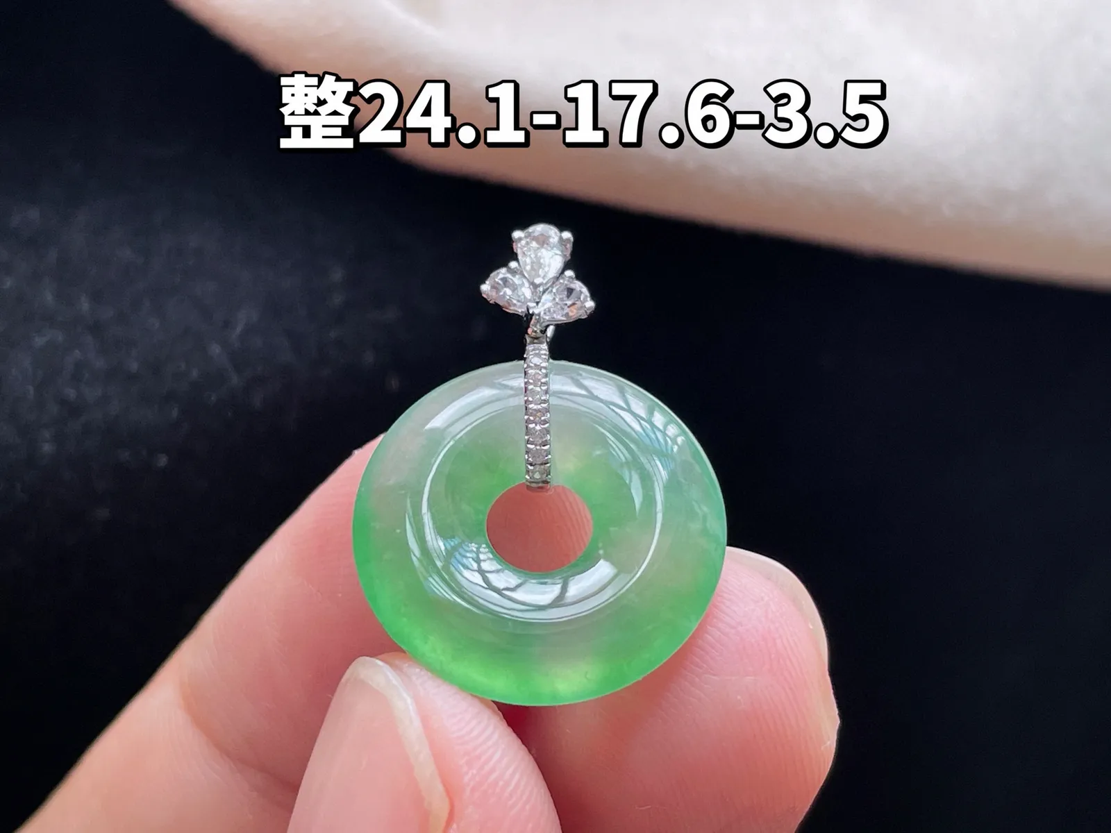 18K 冰种飘绿·甜甜圈
 
整24.1-17.5-3.5