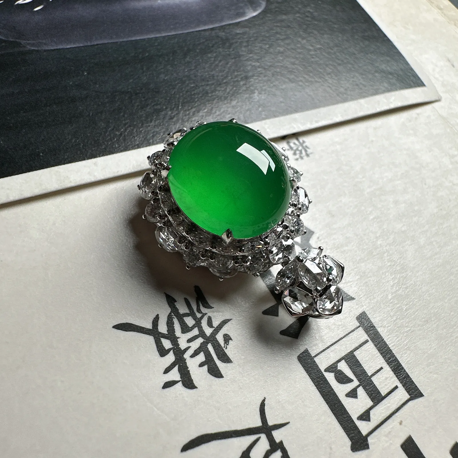 【绿蛋】晶莹剔透的冰绿吊坠，光泽闪耀，美感十足，奢华感拉满。裸石14.3*13*6毫米，