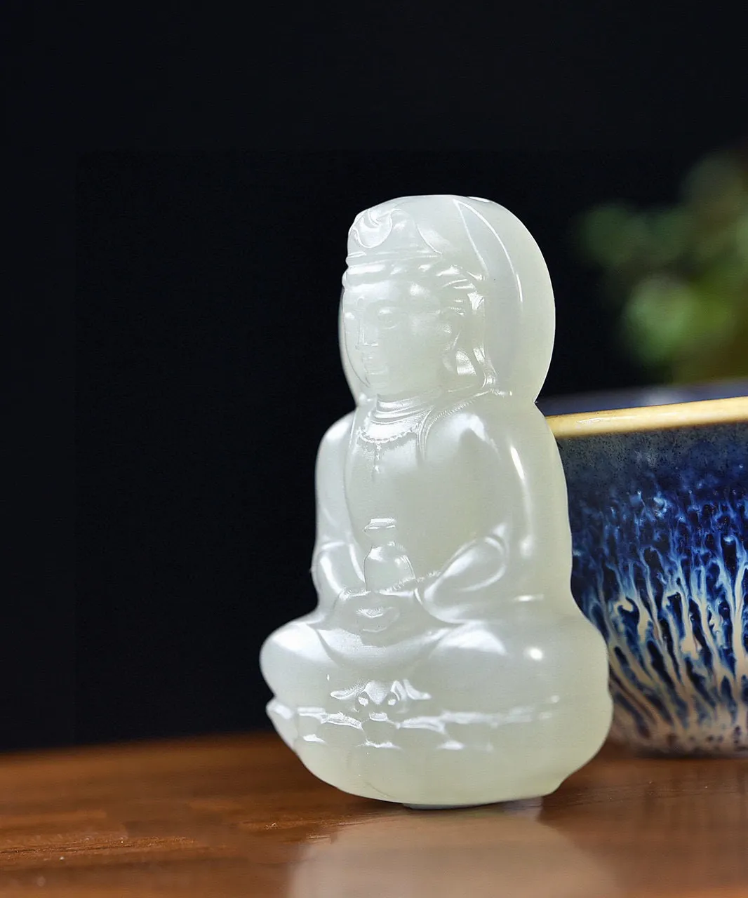 ￼天然和田玉.晴水料.立体雕刻.坐莲观音.净瓶观音.玉坠.玉质细腻油润.端庄秀美.品性慈悲.菩萨可以保佑我们逢凶化吉.万事顺心.让我们远离杂念.心境平和.观音谐音官印.寓意官运亨通.学业有成.拥有大好的锦绣前程.尺寸52.4/36.3/11.5重35.93克.