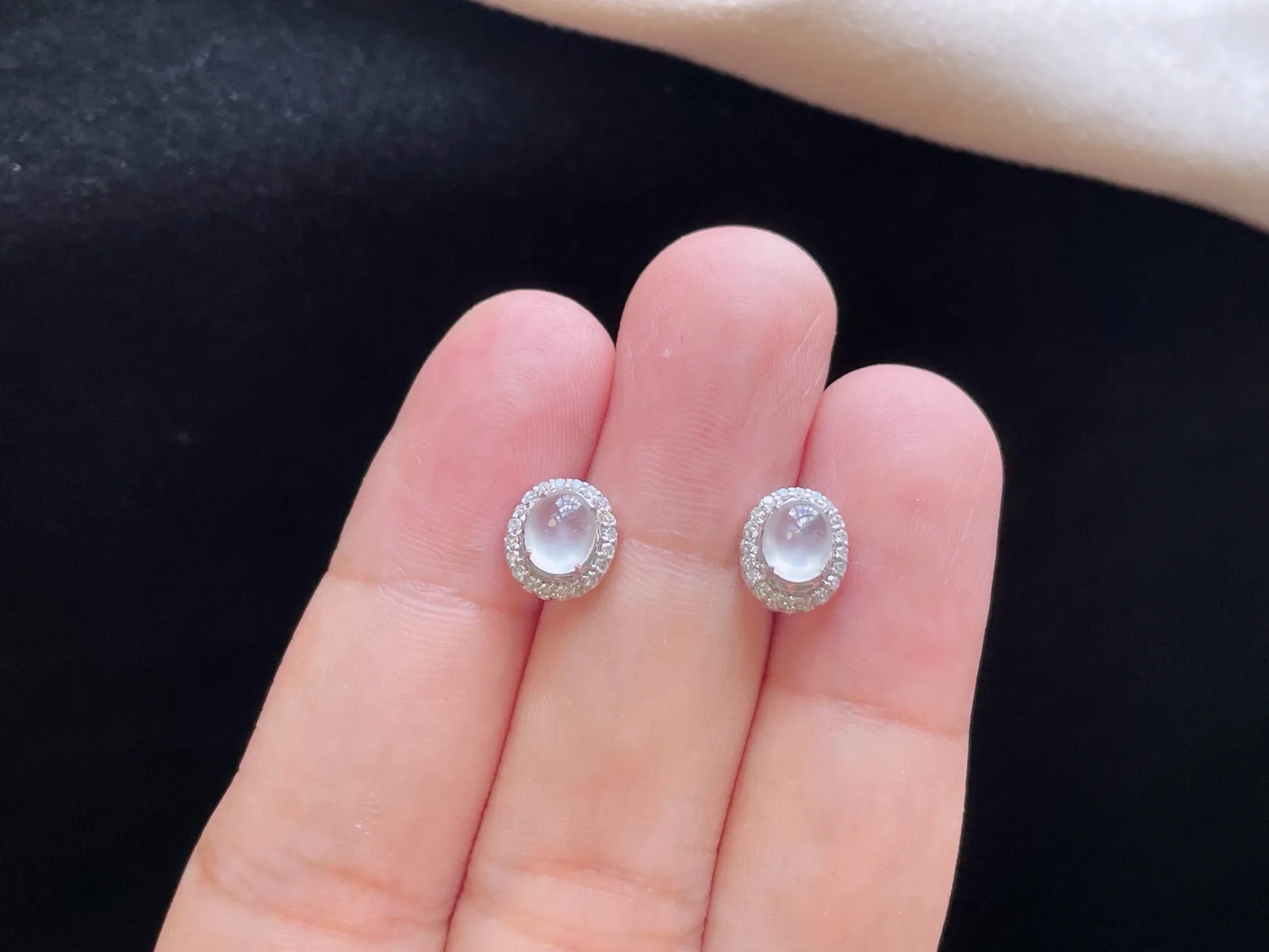18K 冰种·蛋面耳钉
 
裸5.5-5.9-3