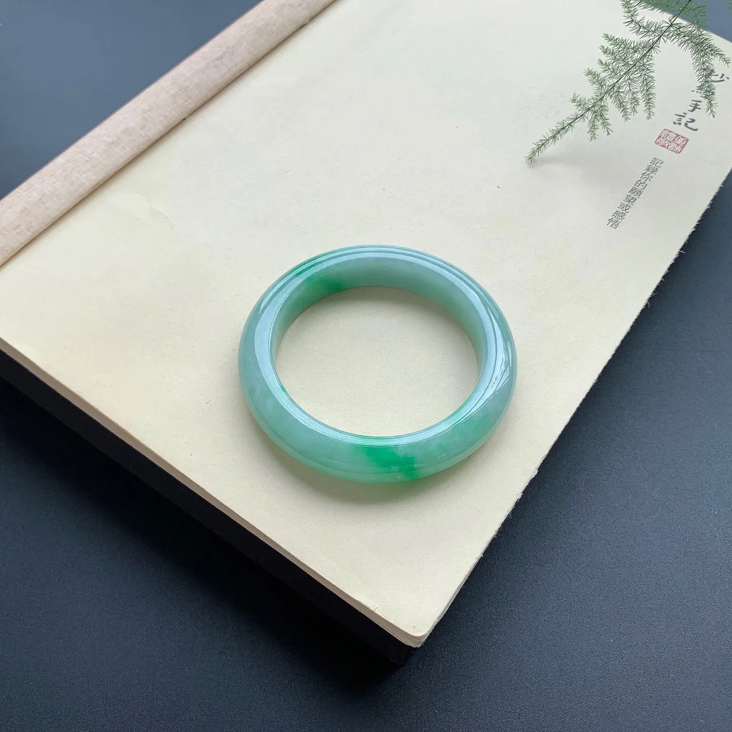 55圈口飘绿正圈手镯 尺寸：55-12-9.8，无纹裂，色泽靓丽，细腻光滑