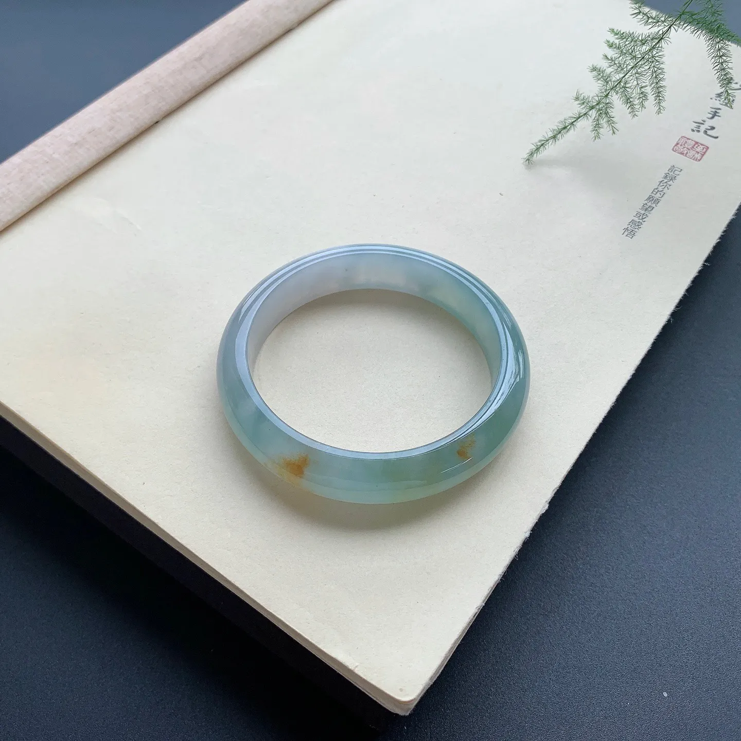 57圈口飘黄翡正圈手镯 尺寸：57-13-7.8，无纹裂，水润起胶，色泽亮丽