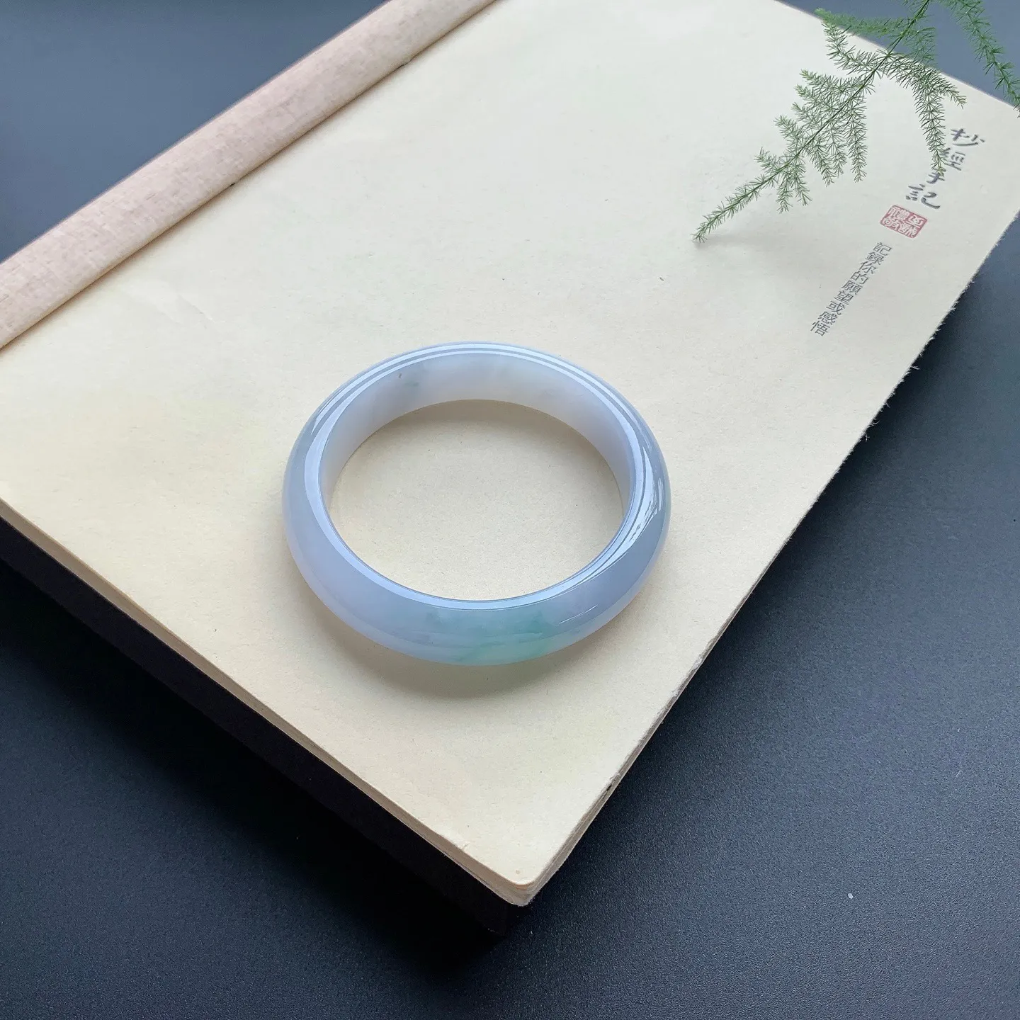 57圈口紫罗兰飘花正圈手镯 尺寸：57-13.8-8.2，无纹裂，色泽仙美，水润光滑