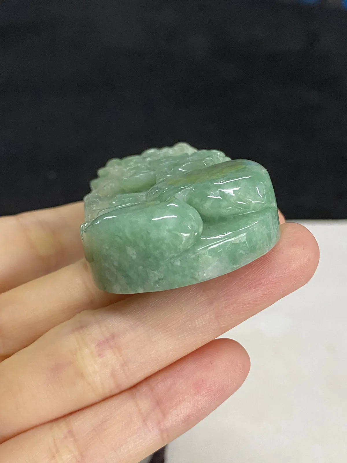 翡翠糯化种飘绿山水牌，配珠未测
