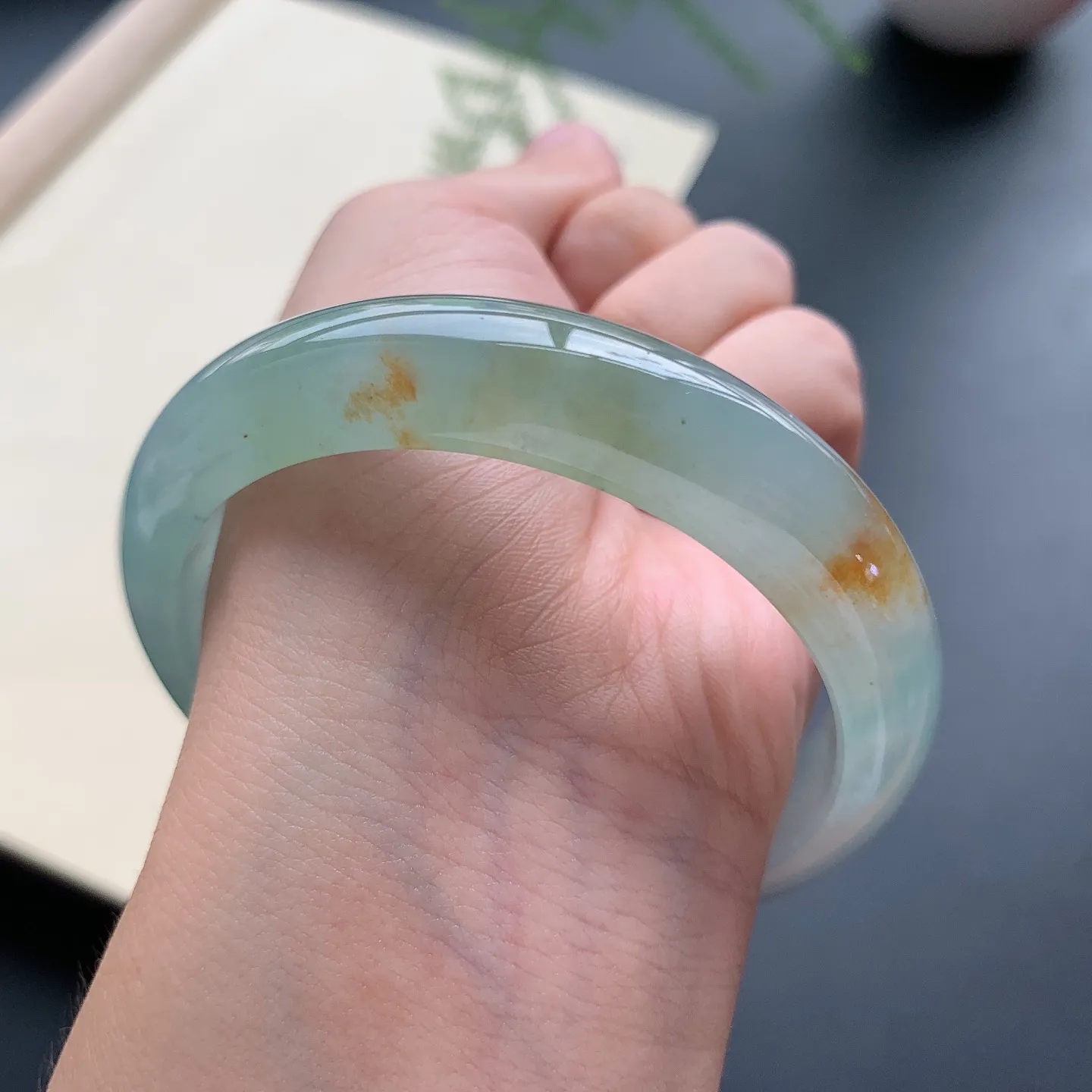 57圈口飘黄翡正圈手镯 尺寸：57-13-7.8，无纹裂，水润起胶，色泽亮丽