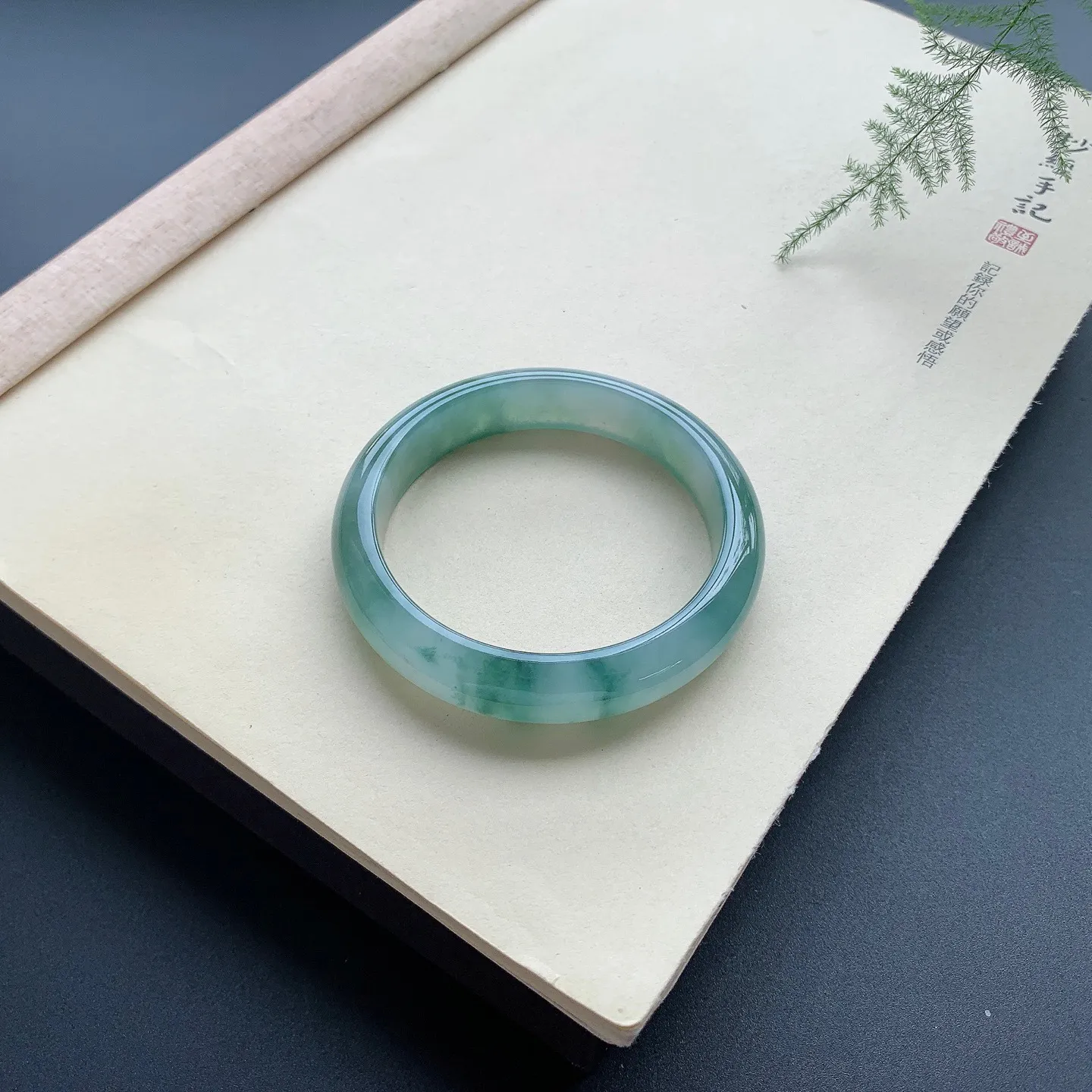 56圈口冰种飘花正圈手镯 尺寸：56-13-8，无纹裂，花色唯美，水润起胶