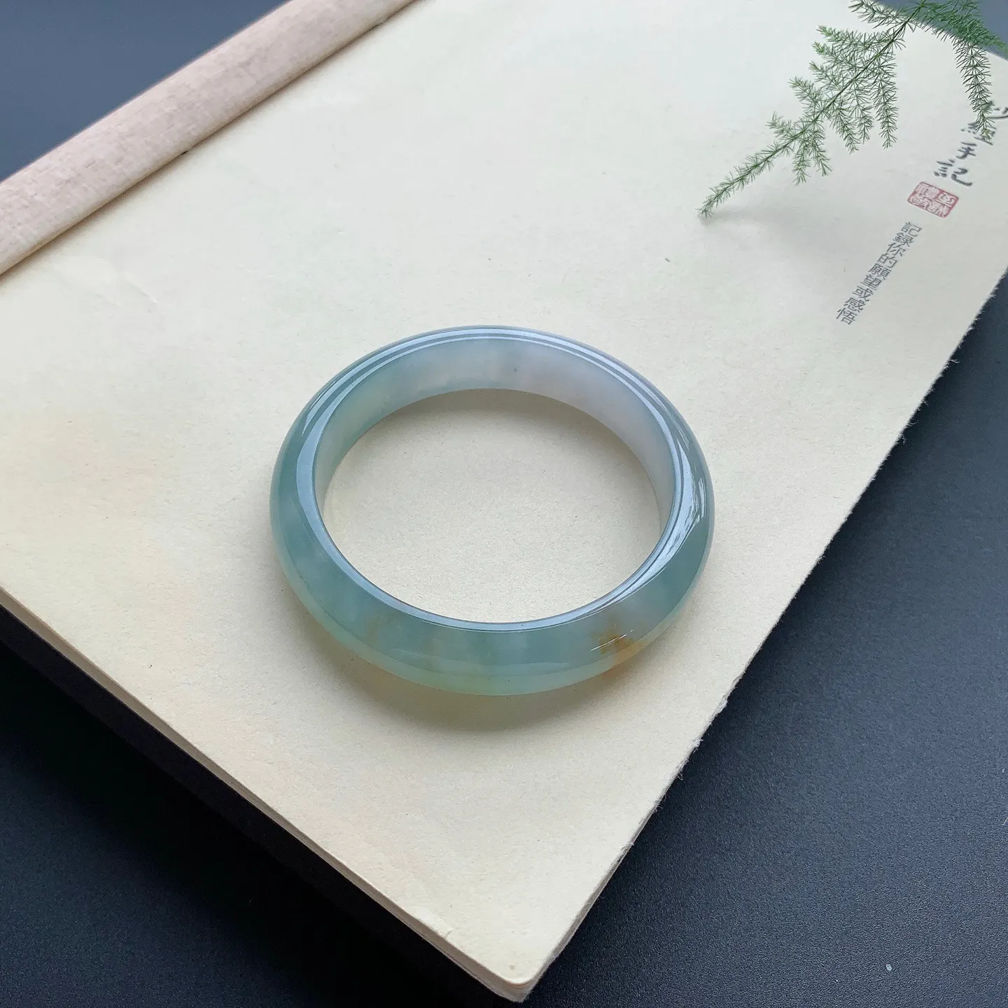 57圈口飘黄翡正圈手镯 尺寸：57-13-7.8，无纹裂，水润起胶，色泽亮丽