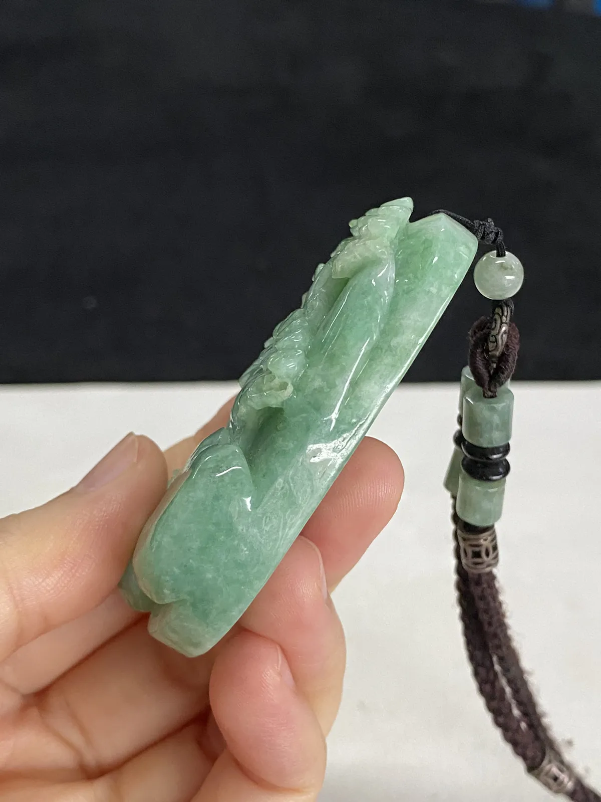 翡翠糯化种飘绿山水牌，配珠未测